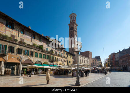 Markttag in Piazza Delle Erbe Blick in Richtung Torre dei Lamberti, Verona in Italien Stockfoto