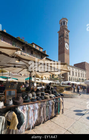 Markttag in Piazza Delle Erbe Blick in Richtung Torre dei Lamberti, Verona in Italien Stockfoto