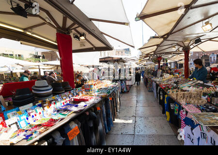 Markttag in Piazza Delle Erbe Blick in Richtung Torre dei Lamberti, Verona in Italien Stockfoto