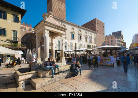 Markttag in Piazza Delle Erbe Blick in Richtung Torre dei Lamberti, Verona in Italien Stockfoto