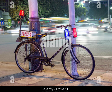 Polizei-Fahrrad auf der Straße an der Kreuzung in der Mitte der Nacht Stadt Stockfoto