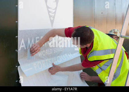 Arbeitnehmer, die das Aufstellen von Plakaten für den Americas Cup in Southsea Hampshire England uk 2015 Stockfoto