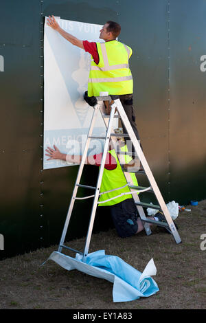 Arbeitnehmer, die das Aufstellen von Plakaten für den Americas Cup in Southsea Hampshire England uk 2015 Stockfoto