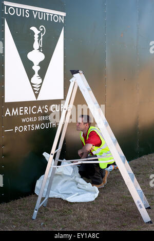 Arbeitnehmer, die das Aufstellen von Plakaten für den Americas Cup in Southsea Hampshire England uk 2015 Stockfoto