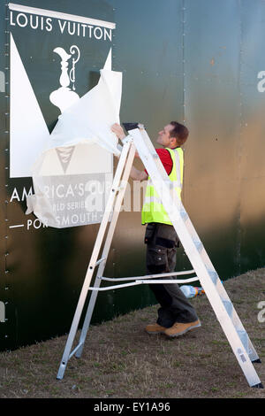Arbeitnehmer, die das Aufstellen von Plakaten für den Americas Cup in Southsea Hampshire England uk 2015 Stockfoto