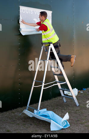 Arbeitnehmer, die das Aufstellen von Plakaten für den Americas Cup in Southsea Hampshire England uk 2015 Stockfoto
