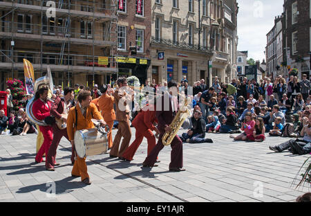 Durham City, Großbritannien. 19. Juli 2015. Durham Straßen von Brass-Musik-Festival.  Französische band Les Traine Savates spielen in den Marktplatz-Kredit: Washington Imaging/Alamy Live News Stockfoto