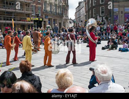 Durham City, Großbritannien. 19. Juli 2015. Durham Straßen von Brass-Musik-Festival.  Französische band Les Traine Savates spielen in den Marktplatz-Kredit: Washington Imaging/Alamy Live News Stockfoto