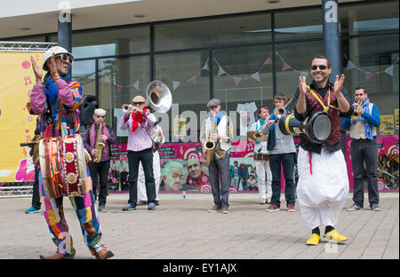 Durham City, Großbritannien. 19. Juli 2015. Durham Straßen von Brass-Musik-Festival. Afro-französischen band Fanfarai spielen im Millennium Hotel Credit: Washington Imaging/Alamy Live News Stockfoto