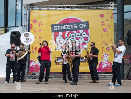 Durham, UK. Juli 2015 19. Durham Straßen der Blasmusik Festival. Portugiesische band Xaral's Dixie spielen in Millennium Place Credit: Washington Imaging/Alamy leben Nachrichten Stockfoto