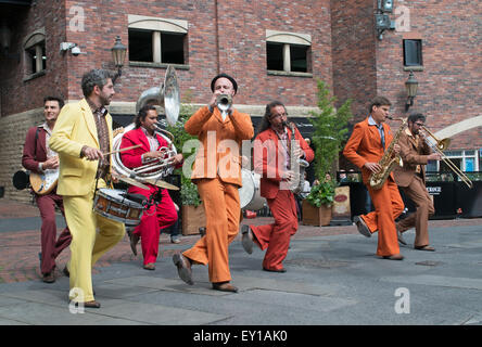 Durham City, Großbritannien. 19. Juli 2015. Durham Straßen von Brass-Musik-Festival. Französische band Les Traine Savates spielen im Boathouse Credit: Washington Imaging/Alamy Live News Stockfoto