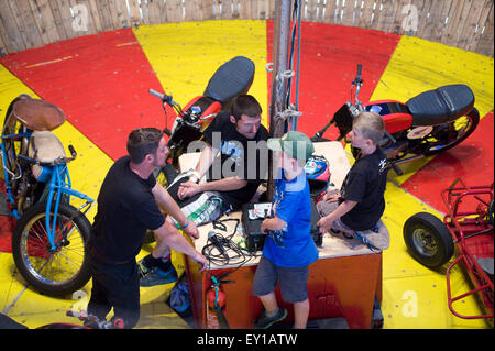 Menschenmassen genießen Ken Fox Wall of Death auf Dirt Quake IV bei Adrian Flux Arena, Kings Lynn, Norfolk. Guy Martin im Gespräch mit dem Reiter und Kinder. Stockfoto