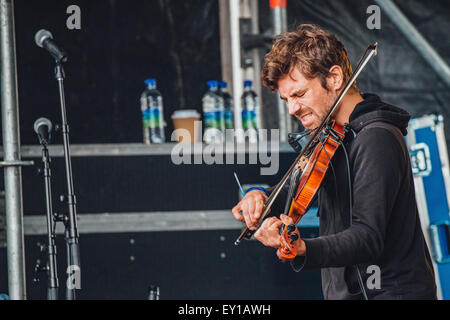 Gateshead, UK führt 18. Juli 2015 - Marty O' Reilly Geiger auf der Sage Freilichtbühne Summertyne Americana Festival Stockfoto