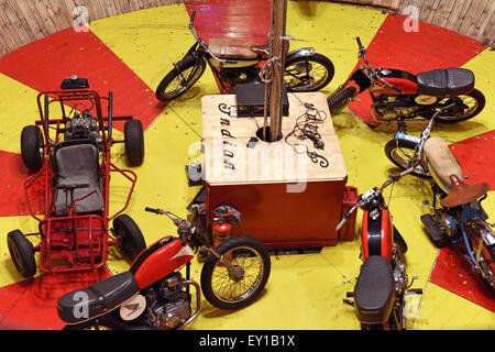 Menschenmassen genießen Ken Fox Wall of Death auf Dirt Quake IV bei Adrian Flux Arena, Kings Lynn, Norfolk. Stockfoto