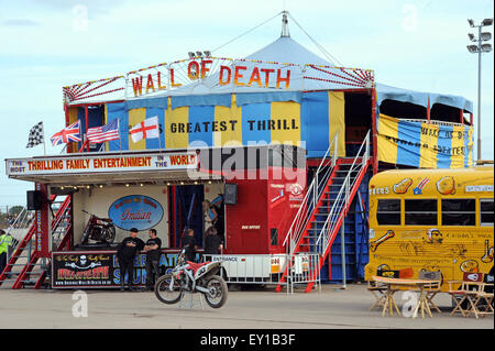 Menschenmassen genießen Ken Fox Wall of Death auf Dirt Quake IV bei Adrian Flux Arena, Kings Lynn, Norfolk. Stockfoto