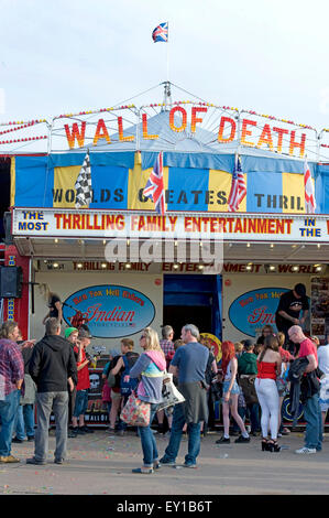 Menschenmassen genießen Ken Fox Wall of Death auf Dirt Quake IV bei Adrian Flux Arena, Kings Lynn, Norfolk. Guy Martin im Gespräch mit dem Reiter und Kinder. Stockfoto