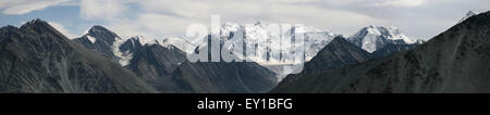 Belukha Berg (4.506 m) und der Katun-Bereich im Altai-Gebirge, Russland. Panorama vom Karaturek-Pass (3.060 m). Schnee-Bucht Stockfoto