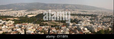 Tempel des Olympischen Zeus in Athen. Panorama von der Akropolis von Athen. Das Panorama hat aus 3 Fotos komponiert. Stockfoto