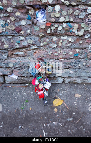 Liebesbotschaften links an den Wänden der Casa di Giulietta "Julias Haus", in Verona, Italien Stockfoto