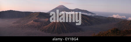 Sonnenaufgang über dem Mount Bromo (2.329 m) und der Tengger-Caldera in Ost-Java, Indonesien. Panorama vom Mount Penanjakan (2.770 m). Mo Stockfoto