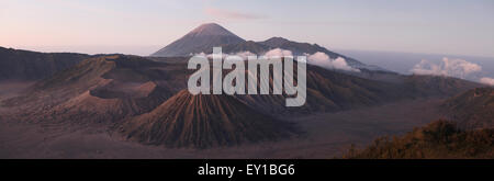 Sonnenaufgang über dem Mount Bromo (2.329 m) und der Tengger-Caldera in Ost-Java, Indonesien. Panorama vom Mount Penanjakan (2.770 m). Mo Stockfoto