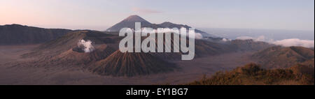 Sonnenaufgang über dem Mount Bromo (2.329 m) und der Tengger-Caldera in Ost-Java, Indonesien. Panorama vom Mount Penanjakan (2.770 m). Mo Stockfoto