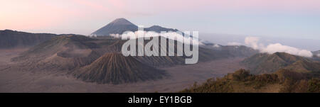 Sonnenaufgang über dem Mount Bromo (2.329 m) und der Tengger-Caldera in Ost-Java, Indonesien. Panorama vom Mount Penanjakan (2.770 m). Mo Stockfoto