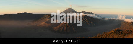 Sonnenaufgang über dem Mount Bromo (2.329 m) und der Tengger-Caldera in Ost-Java, Indonesien. Panorama vom Mount Penanjakan (2.770 m). Mo Stockfoto