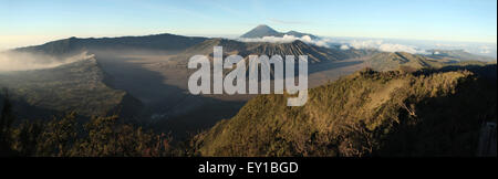 Sonnenaufgang über dem Mount Bromo (2.329 m) und der Tengger-Caldera in Ost-Java, Indonesien. Panorama vom Mount Penanjakan (2.770 m). Mo Stockfoto
