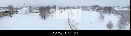Russischen Winter. St.-Nikolaus Kirche und die Izborsk Festung in der Nähe von Pskow, Russland. Panorama aus dem Lukovka-Turm, der die Izborsk Stockfoto
