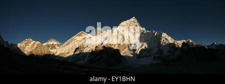 Sonnenuntergang über den Mount Everest (8.848 m) und Mount Nuptse (7.861 m) im Khumbu Region, Himalaya, Nepal. Panorama vom Punkt th Stockfoto