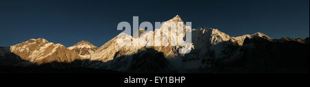 Sonnenuntergang über den Mount Everest (8.848 m) und Mount Nuptse (7.861 m) im Khumbu Region, Himalaya, Nepal. Panorama vom Punkt th Stockfoto