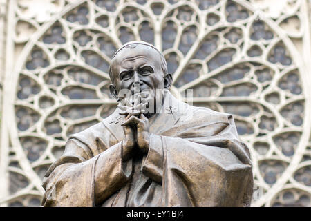 Statue von Papst Johannes Paul II neben Notre-Dame-Basilika Stockfoto