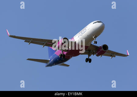 Wizzair Airbus A320 im neuen Farbschema auf Endanflug Piste 31. Stockfoto