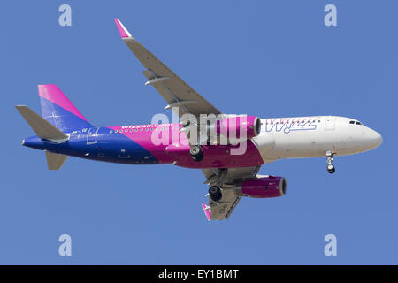 Wizzair Airbus A320 im neuen Farbschema auf Endanflug Piste 31. Stockfoto