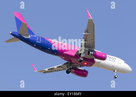 Wizzair Airbus A320 im neuen Farbschema auf Endanflug Piste 31. Stockfoto