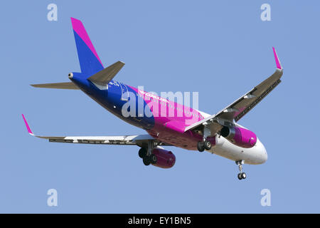 Wizzair Airbus A320 im neuen Farbschema auf Endanflug Piste 31. Stockfoto