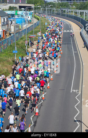 London, UK. 19. Juli 2015. Tausende Läufer nehmen an der 10k großen Newham London laufen im Queen Elizabeth Olympic Park. Alle Teilnehmer haben die Chance, ihren Lauf innerhalb des Stadions mit einem großen Publikum jubeln ihre Ankunft zu beenden. Der Lauf ist die erste Veranstaltung stattfinden in der ehemaligen Olympia-Stadion, seit Beginn der Transformationsarbeit. Bildnachweis: Nathaniel Noir/Alamy Live-Nachrichten Stockfoto