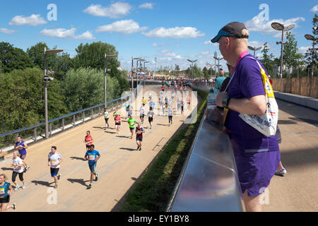 London, UK. 19. Juli 2015 - teilnehmen Tausende Läufer an die 10 k großen Newham London laufen im Queen Elizabeth Olympic Park. Alle Teilnehmer haben die Chance, ihren Lauf innerhalb des Stadions mit einem großen Publikum jubeln ihre Ankunft zu beenden. Der Lauf ist die erste Veranstaltung stattfinden in der ehemaligen Olympia-Stadion, seit Beginn der Transformationsarbeit. Bildnachweis: Nathaniel Noir/Alamy Live-Nachrichten Stockfoto