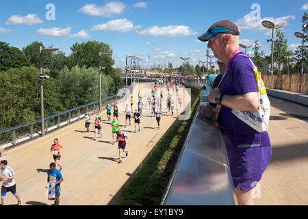 London, UK. 19. Juli 2015. Tausende Läufer nehmen an der 10k großen Newham London laufen im Queen Elizabeth Olympic Park. Alle Teilnehmer haben die Chance, ihren Lauf innerhalb des Stadions mit einem großen Publikum jubeln ihre Ankunft zu beenden. Der Lauf ist die erste Veranstaltung stattfinden in der ehemaligen Olympia-Stadion, seit Beginn der Transformationsarbeit. Bildnachweis: Nathaniel Noir/Alamy Live-Nachrichten Stockfoto