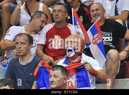 Lignano, Italien. 19. Juli 2015. Serbiens Fans während der letzten U20 FIBA Basketball-Europameisterschaft-Männer zwischen Serbien und Spanien. 19. Juli 2015.  Bildnachweis: Simone Ferraro/Alamy Live-Nachrichten Stockfoto