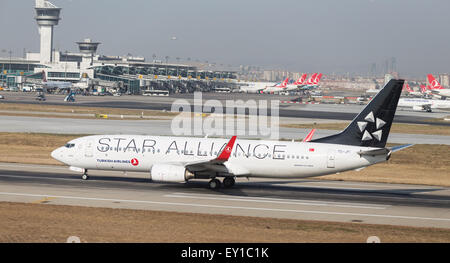 ISTANBUL, Türkei - 9. Juli 2015: Turkish Airlines Boeing 737-8F2 (CN 29771/228) startet vom Flughafen Istanbul-Atatürk. THY ist Stockfoto