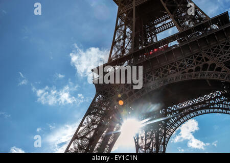 Sonne scheint durch Bau Eiffelturm Stockfoto