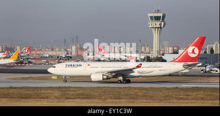 ISTANBUL, Türkei - 9. Juli 2015: Turkish Airlines Airbus A330-203 (CN 463) startet vom Flughafen Istanbul-Atatürk. THY ist die Stockfoto