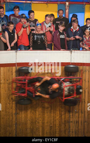 Menschenmassen genießen Ken Fox Wall of Death auf Dirt Quake IV bei Adrian Flux Arena, Kings Lynn, Norfolk. Stockfoto