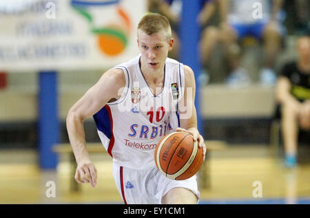 Lignano, Italien. 19. Juli 2015. Serbiens Ognjen Jaramaz während der Basketball-Finale 1. und 2. Spiel um Platz zwischen Serbien Vs Spanien U20 Europäische Meisterschaft Männer 2015 in Pala Getur Sport Hall von Lignano auf Sunday19th Juli 2015. Bildnachweis: Andrea Spinelli/Alamy Live-Nachrichten Stockfoto