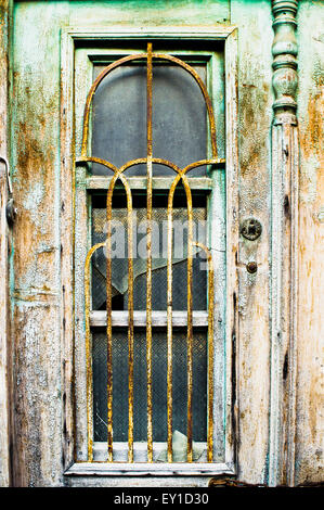 Eine alte Holzfenster mit Glasscherben und rostigen Metallstangen Stockfoto