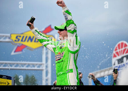 Loudon, NH, USA. 19. Juli 2015. Kyle Busch (18) feiert Sieg lag nach dem Gewinn der 5-stündigen Energie 301 auf dem New Hampshire Motor Speedway in Loudon, NH. Bildnachweis: Csm/Alamy Live-Nachrichten Stockfoto