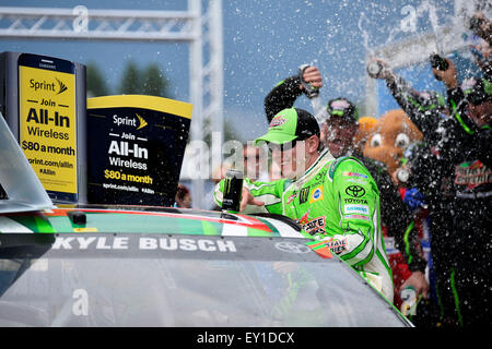 Loudon, NH, USA. 19. Juli 2015. Kyle Busch (18) feiert Sieg lag nach dem Gewinn der 5-stündigen Energie 301 auf dem New Hampshire Motor Speedway in Loudon, NH. Bildnachweis: Csm/Alamy Live-Nachrichten Stockfoto