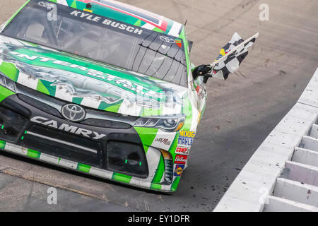 Loudon, NH, USA. 19. Juli 2015. Kyle Busch (18) gewinnt die 5 Stunden Energie 301 auf dem New Hampshire Motor Speedway in Loudon, NH. Bildnachweis: Csm/Alamy Live-Nachrichten Stockfoto